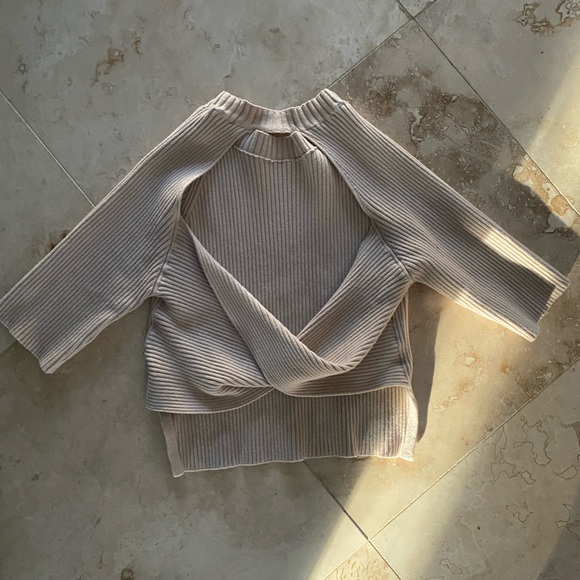 🍁🫶🏼Naadam twist open back sweater 🍁🫶🏼 - Picture 2 of 3